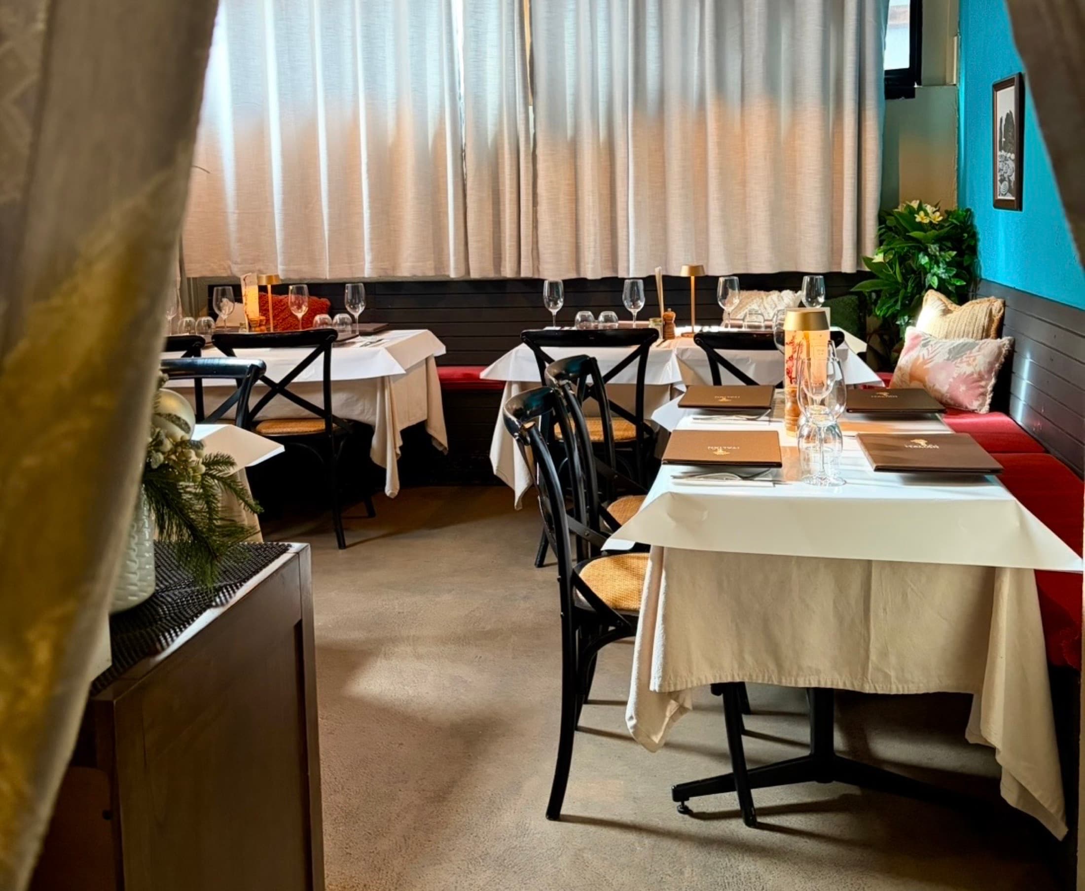 A long table set with linen and candlelight in the Con Noi dining room